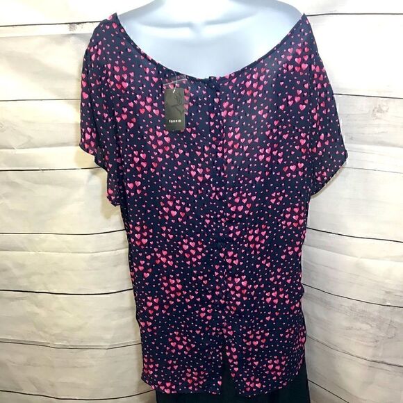 NEW! Torrid Heart Print Crepe Button Back Top-3X - Picture 3 of 6